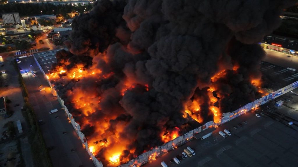 Βίντεο: Μεγάλη πυρκαγιά σε αποθήκες όπλων και πυρομαχικών προοριζομένων για την Ουκρανία στο Ραντόμ της Πολωνίας!