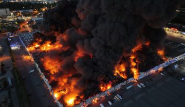 Βίντεο: Μεγάλη πυρκαγιά σε αποθήκες όπλων και πυρομαχικών προοριζομένων για την Ουκρανία στο Ραντόμ της Πολωνίας!