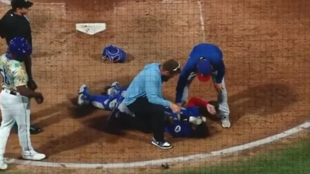 Νέα Υόρκη: Tρόμος σε αγώνα μπέιζμπολ – Παίκτης χτύπησε αντίπαλο στο κεφάλι με το μπαστούνι του και διακόπηκε ο αγώνας