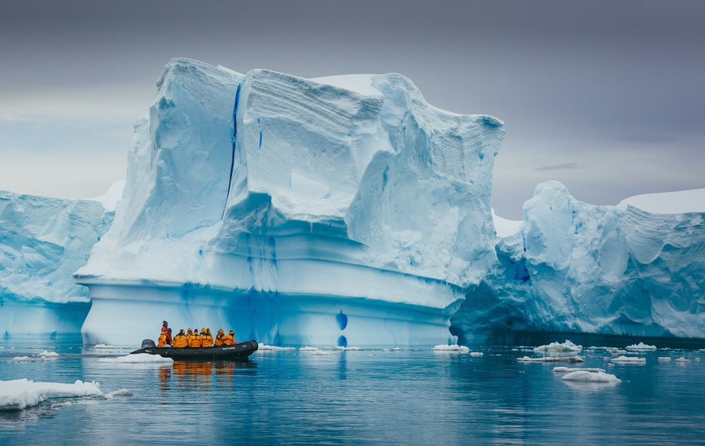 Ανταρκτική: Ερευνητής έριξε την κάμερα του σε τρύπα στον πάγο και το βίντεο έγινε viral (βίντεο)