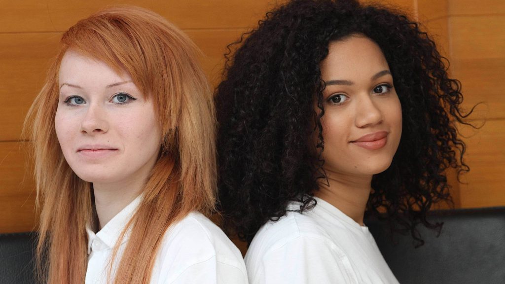 Κι όμως είναι δίδυμες αδελφές! Η μία λευκή και κοκκινομάλλα και η άλλη με σκούρο δέρμα και μαύρα σγουρά μαλλιά