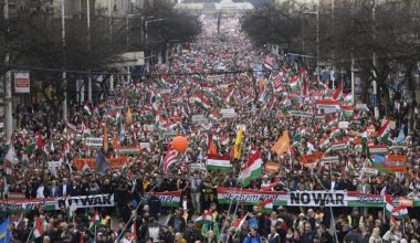 Χιλιάδες Ούγγροι πραγματοποιούν πορεία κατά του ΝΑΤΟ – «Να σταματήσουμε την πολεμική τρέλα» (βίντεο) 