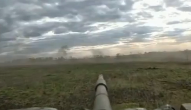 Επίθεση ρωσικών τανκς σε θέσεις των ουκρανικών Ενόπλων Δυνάμεων κοντά στο Nοβοσελίβσκε (βίντεο)