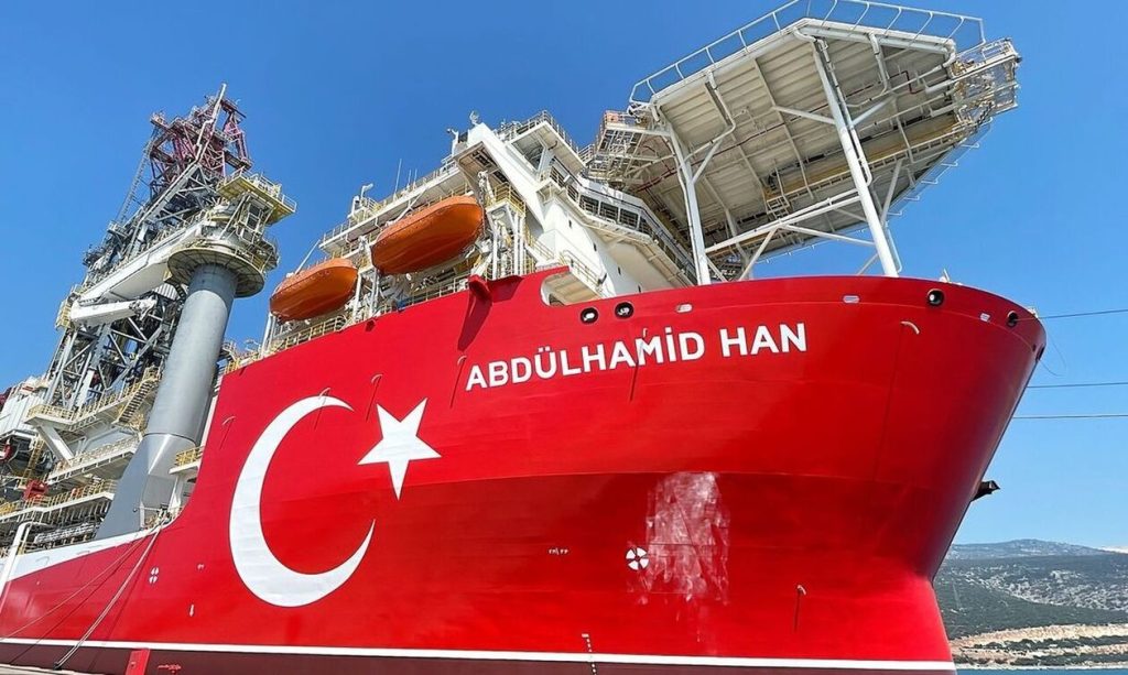 «Πονοκέφαλος» στην Τουρκία: Το πλοίο γεωτρήσεων Abdulhamid Han δεν χωράει να περάσει τα Στενά