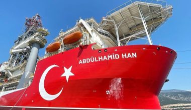 «Πονοκέφαλος» στην Τουρκία: Το πλοίο γεωτρήσεων Abdulhamid Han δεν χωράει να περάσει τα Στενά