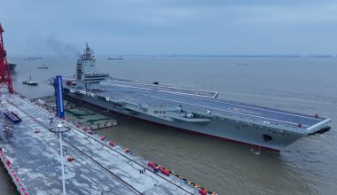 «Σύγκρουση» αεροπλανοφόρων στον Ειρηνικό μεταξύ ΗΠΑ και Κίνας – Είναι αντάξιο της κλάσης Ford το Fujian;