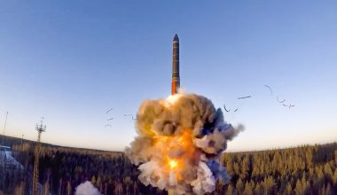 Η Μόσχα μελετά με ποιο τρόπο θα απαντήσει στο ΝΑΤΟ για τον βομβαρδισμό του ρωσικού εδάφους: Καταρρίψεις drone και πυρηνική δοκιμή