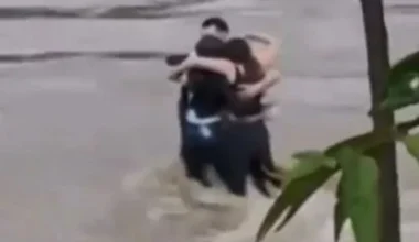 Ιταλία: Συγκλονιστικό βίντεο δείχνει την ύστατη αγκαλιά τριών φίλων προτού παρασυρθούν από τα ορμητικά νερά ποταμού