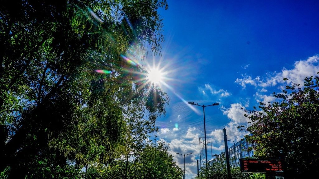 Καιρός: «Καυτός» σήμερα με τη θερμοκρασία να «σκαρφαλώνει» στους 37 βαθμούς