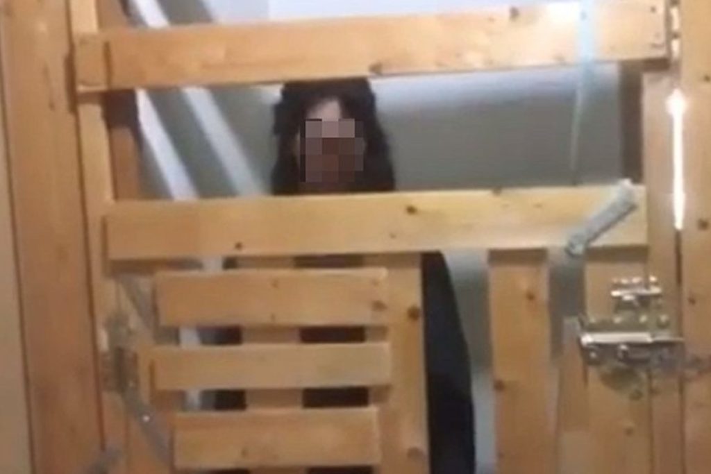 Καλαμάτα: Kαταγγελία ότι οικογένεια κρατάει την 29χρονη κόρη της σε κλουβί – Τι υποστηρίζουν οι συγγενείς της