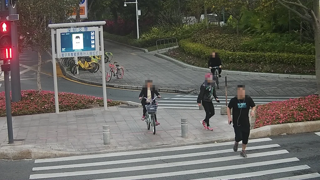 Βίντεο: Κάποιοι περπατούν «παράξενα» και «παράνομα» στην Κίνα και αμέσως τους επιβάλλεται πρόστιμο!