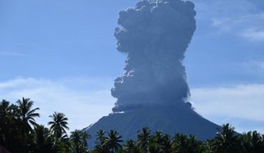 Ινδονησία: Εξερράγη το ηφαίστειο Ibu – Εκτόξευσε πυκνές στήλες γκρίζας τέφρας (φώτο)