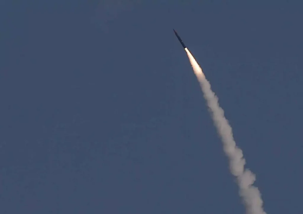 Βαλλιστικό πύραυλο εναντίον στρατιωτικής εγκατάστασης στο λιμάνι Εϊλάτ του Ισραήλ εκτόξευσαν οι Χούθι – «Η επίθεση στέφθηκε με επιτυχία»