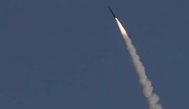 Βαλλιστικό πύραυλο εναντίον στρατιωτικής εγκατάστασης στο λιμάνι Εϊλάτ του Ισραήλ λένε πως εκτόξευσαν οι Χούθι