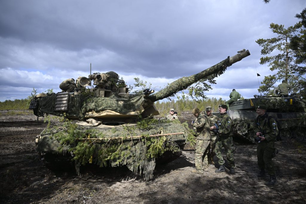 M1A1 Abrams: Με νέα συστήματα θώρακα ERA εξοπλίζουν οι Ουκρανοί τα άρματα μάχης τους (βίντεο)