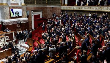 Γάλλοι Βουλευτές εμφανίστηκαν στο κοινοβούλιο ντυμένοι με τα χρώματα της σημαίας της Παλαιστίνης (βίντεο)