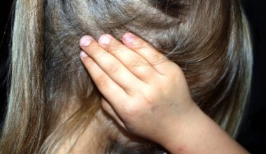 Ηράκλειο: Η κατάθεση της γειτόνισσας που κάλεσε το «100» για το 2,5 ετών κοριτσάκι – «Άκουγα τα χτυπήματα»