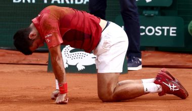 Ο Ν.Τζόκοβιτς αποσύρθηκε τελικά από το Roland Garros μετά τον τραυματισμό του