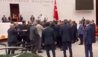  Σκηνές χάους στην Εθνοσυνέλευση της Τουρκίας – Βουλευτές πιάστηκαν στα χέρια (βίντεο) 