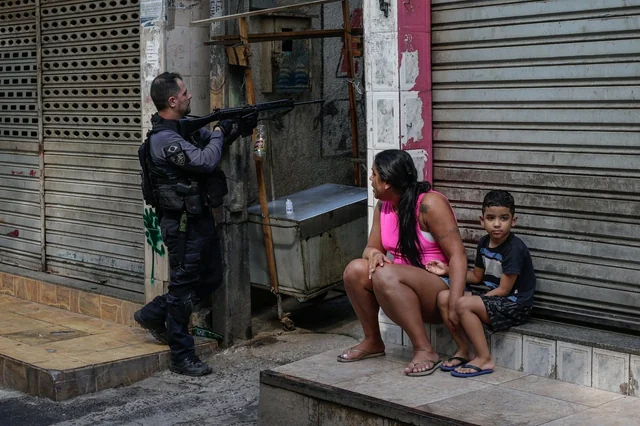 Βίντεο: Αστυνομικός στην Βραζιλία σκοτώνει κακοποιό που κρατούσε ηλικιωμένη για όμηρο