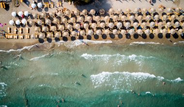 Η «μάχη» της ελεύθερης παραλίας: Πάνω από 1.900 καταγγελίες για τις ξαπλώστρες
