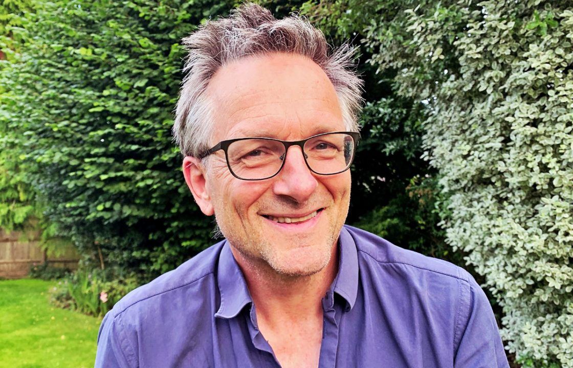 Michael Mosley: Ποιος είναι ο παρουσιαστής του BBC που αγνοείται στη Σύμη