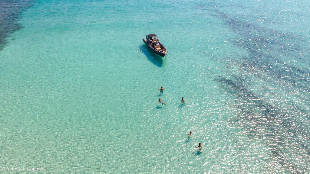 Ρήνεια: Το μικροσκοπικό νησί με τα νερά που θυμίζουν Μαλδίβες και τις παρθένες παραλίες