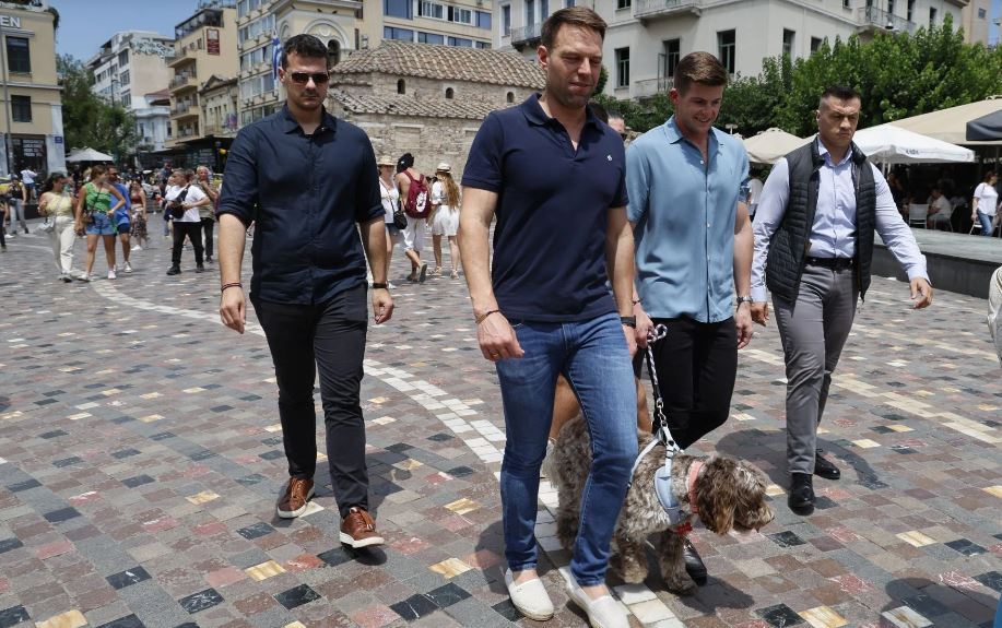 Σ.Κασσελάκης: Χαλαρός στην Ερμού με Τ.Μακμπέθ και Φάρλυ λίγες ώρες πριν τις Ευρωεκλογές