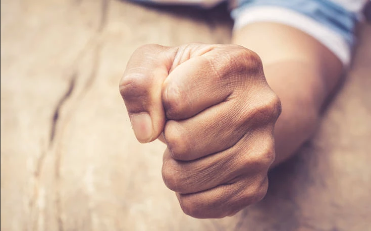 Άγριο ξύλο μεταξύ γειτόνων σε παραλία της Λάρισας 60χρονη και ο γιος της ξυλοκόπησαν 47χρονο Λαρισαίο