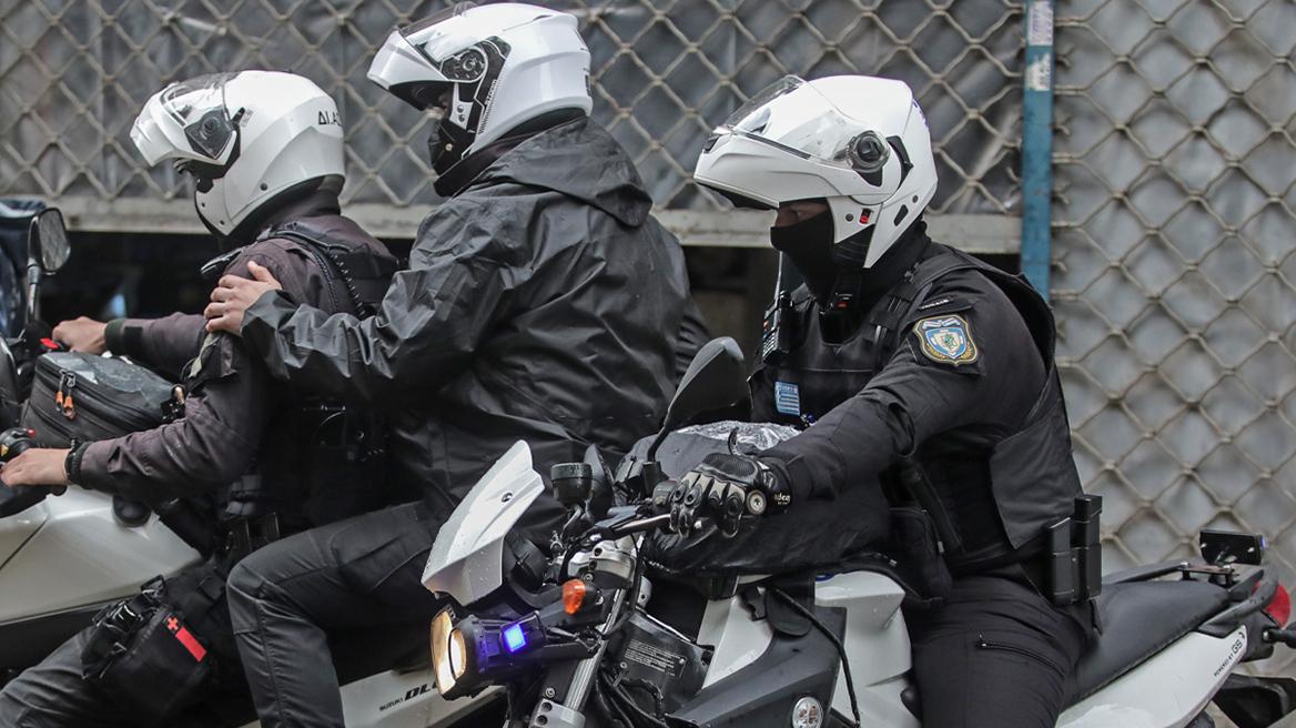 Χαλκίδα: Αναζητείται αστυνομικός που χτύπησε με κράνος την πρώην σύντροφό του – Την απείλησε με «ροζ» φωτογραφίες