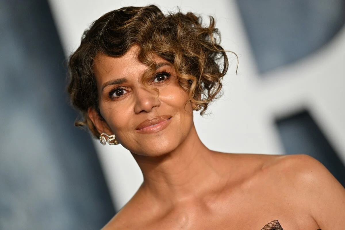 Halle Berry: Η ηθοποιός δεν μπορεί να βγάλει τα ρούχα της και γίνεται viral (βίντεο)