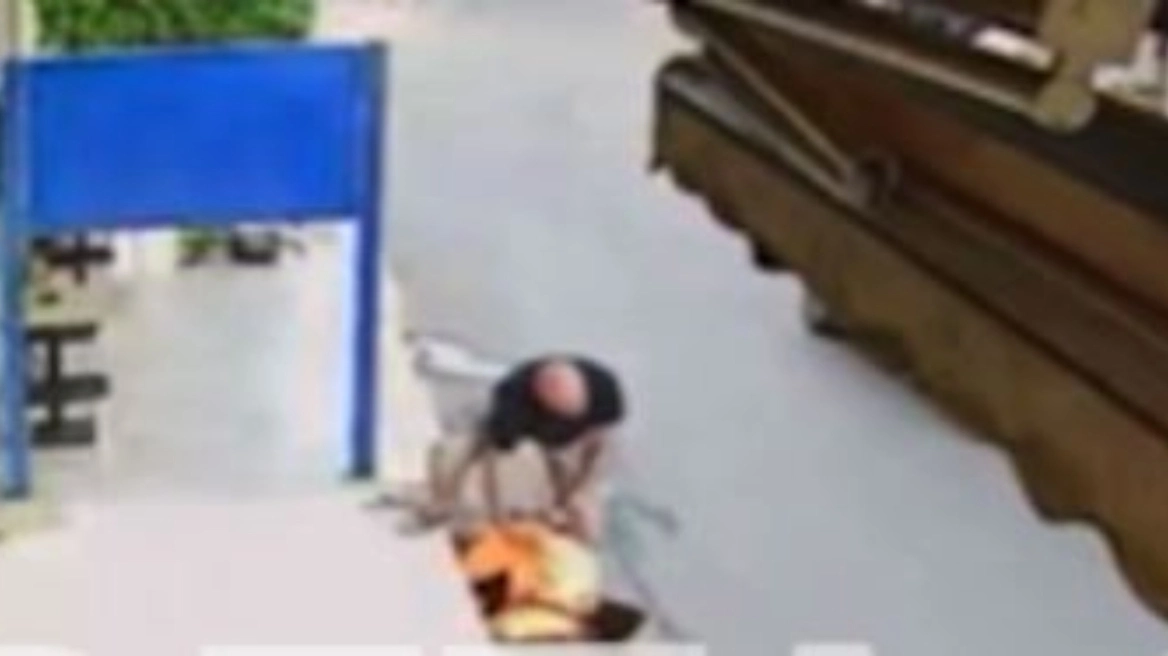 Βίντεο ντοκουμέντο: Η στιγμή που καταρρέει ο 20χρονος ναυαγοσώστης στην Κρήτη 