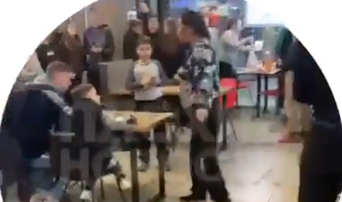 Βίντεο: Γυναίκα πιάνει από το λαιμό παιδί και ο πατέρας του τη… βάζει στη θέση της