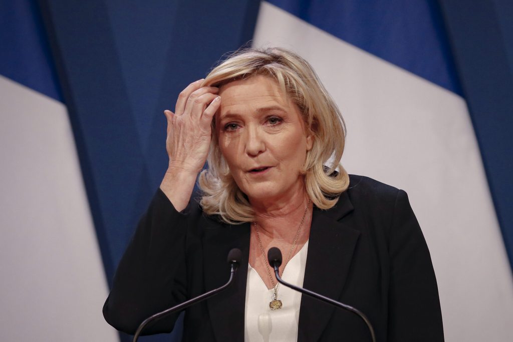 Γαλλία: Για «διοικητικό πραξικόπημα» από τον Εμμανουέλ Μακρόν προειδοποίησε η Μαρίν Λεπέν