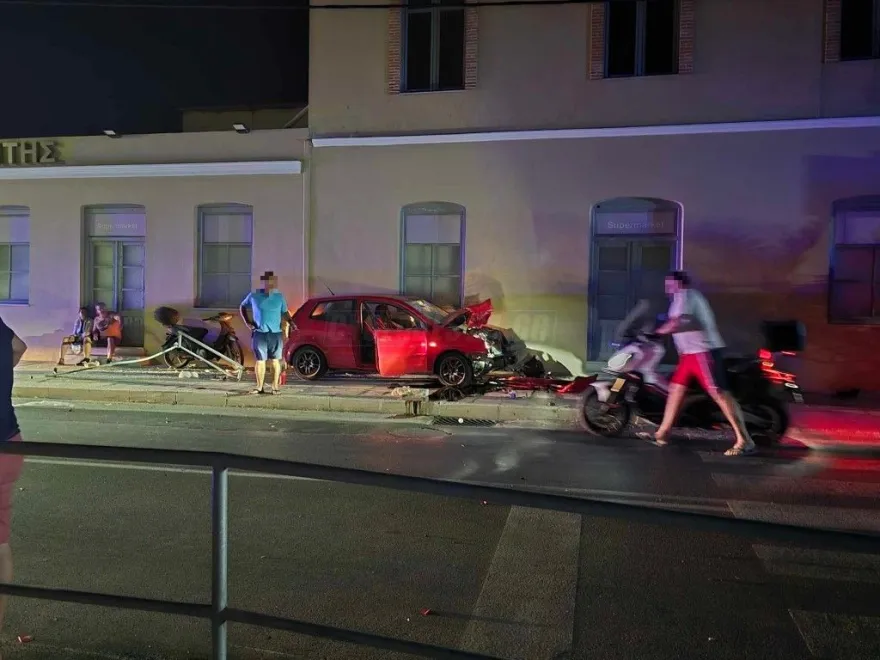 Σύρος: Ένας νεκρός κι ένας σοβαρά τραυματίας μετά από μετωπική σύγκρουση αυτοκινήτου με μηχανή