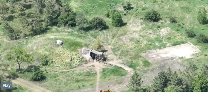 Ρωσικά drones FPV έπληξαν θέσεις των ουκρανικών Ενόπλων Δυνάμεων κοντά στη Γιασνομπρόντιβκα (βίντεο)