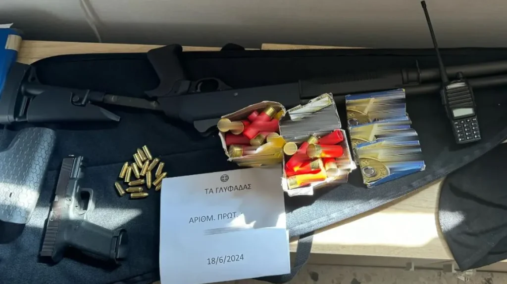 Συνελήφθη 33χρονος στη Γλυφάδα: Τον σταμάτησαν για έλεγχο και βρήκαν στο ΙΧ του πιστόλι και καραμπίνα 