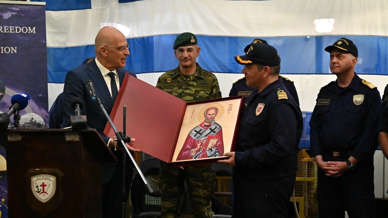 Ν.Δένδιας: Επισκέφθηκε τον ναύσταθμο Σαλαμίνας για τη φρεγάτα «Ψαρά» (φώτο)