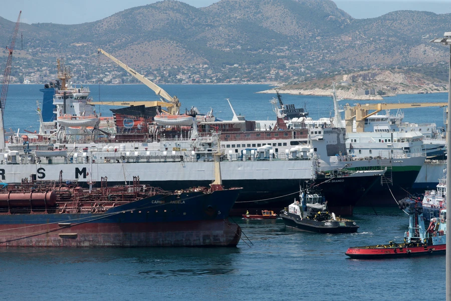 Στις φλόγες τυλίχτηκε φορτηγό πλοίο που ήταν αγκυροβολημένο στη Δραπετσώνα