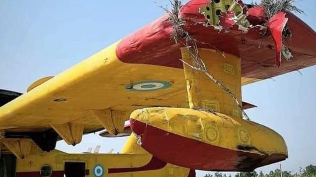 Φωτό-ντοκουμέντο: Διαλυμένο το ακροπτερύγιο του Canadair CL-215 που παραλίγο να συντριβεί στη Ναυπακτία