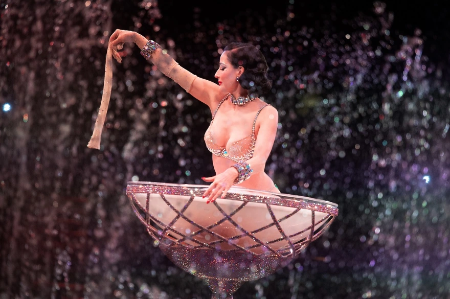 Ντίτα φον Τιζ: Έκανε στριπτίζ μέσα σε ένα γιγάντιο ποτήρι με νερό (βίντεο)