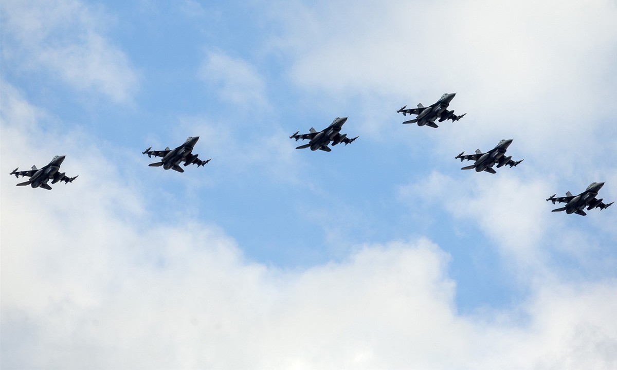 Διελεύσεις αεροσκαφών της Πολεμικής Αεροπορίας σήμερα το πρωί πάνω από την Αττική