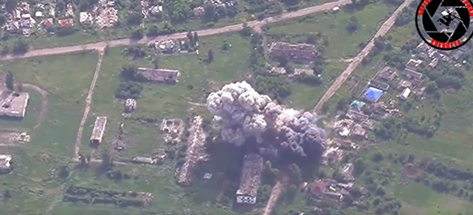 Βίντεο: Ρωσικές FAB πλήττουν ουκρανικές θέσεις στην Πετροπάβλιβκα