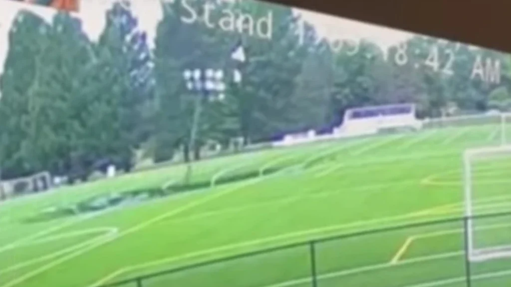 Βίντεο: Γιγαντιαία τρύπα άνοιξε στη μέση γηπέδου στο Ιλινόις