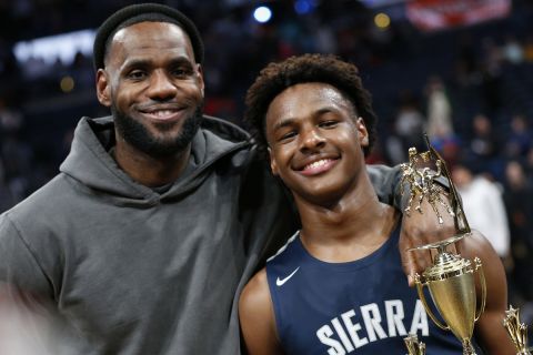 Ο γιος του ΛεΜπρον επιλέχθηκε από τους Λος Άντζελες Λέικερς και θα βρεθεί στην ίδια ομάδα με τον πατέρα του