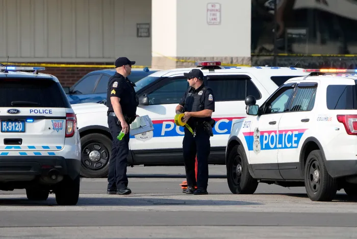 Bίντεο: Συλληφθέντας στις ΗΠΑ επιχειρεί να μαχαιρώσει αστυνομικό στο τμήμα και δέχεται μαζικά πυρά