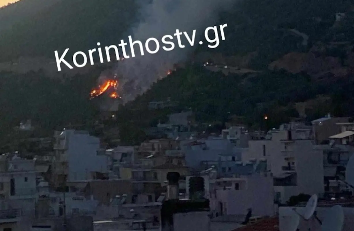 Φωτιά στο Λουτράκι – Σε κοντινή απόσταση από τα σπίτια (βίντεο)