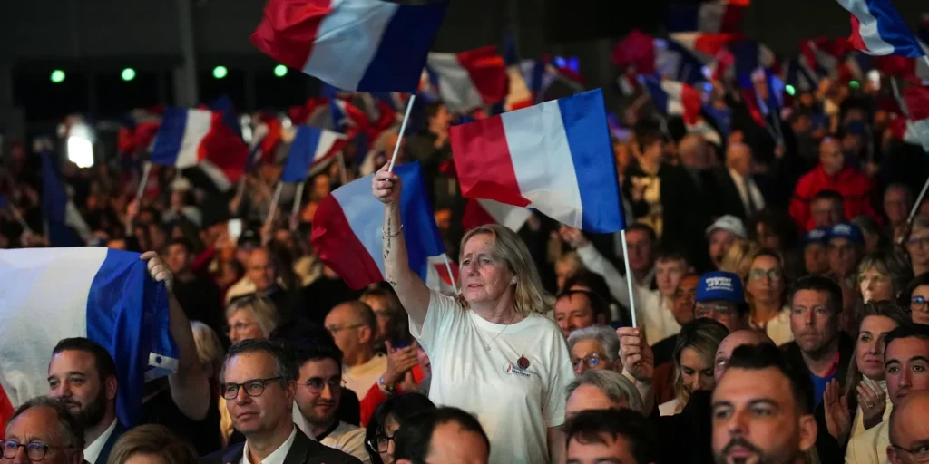 Προς υπερψήφιση Εθνικού Συναγερμού και Ζ.Μπαρντελά «δείχνουν» οι Ρεπουμπλικανοί στην Γαλλία: «Η ακροαριστερά είναι εθνικός κίνδυνος»