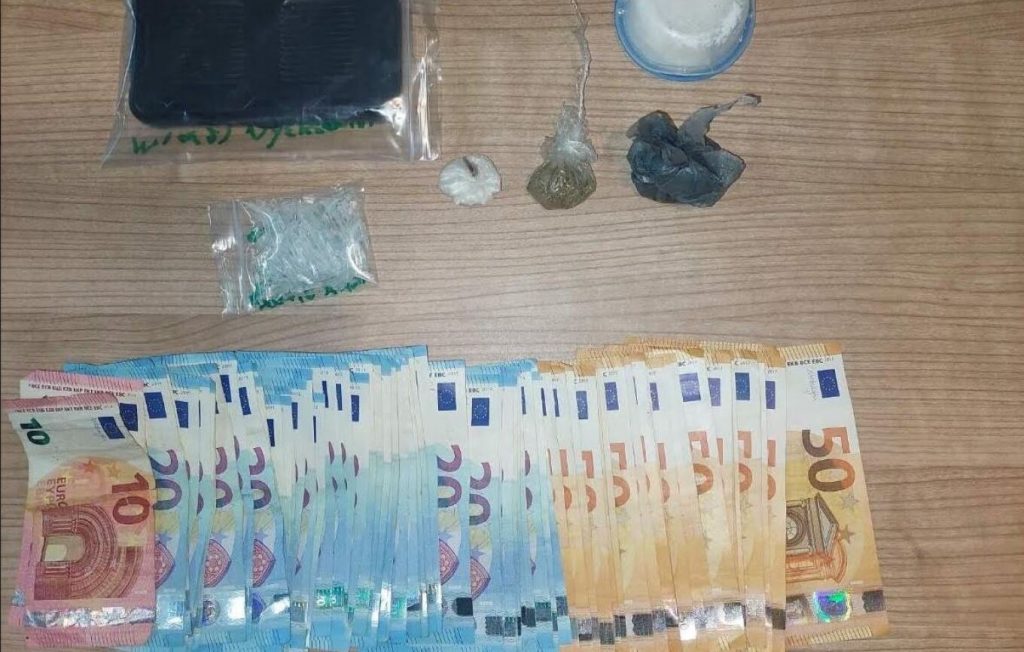 Με κοκαΐνη στην Πανεπιστημιούπολη στα Ιωάννινα: Καταδίωξη, ζημιές στα περιπολικά και συλλήψεις μετά από συμπλοκή