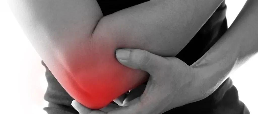 Πονάτε στον αγκώνα ή μουδιάζετε στο μικρό δάκτυλο και τον παράμεσο; – Δείτε τι μπορεί να σημαίνει